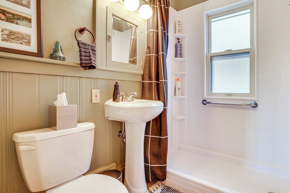 Walk to Beach + Lake Nokomis: Minneapolis Home!