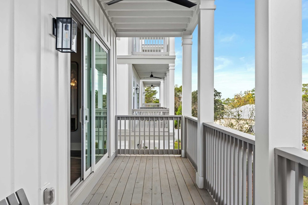 Sea Dweller by Avantstay Rooftop Spa + Gulf View Golf Cart, Pool