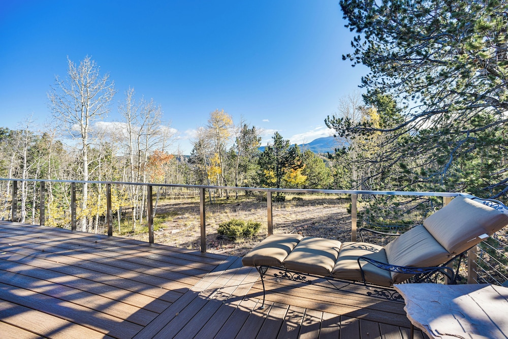 Hot Tub & Peak Views: Cripple Creek Cabin
