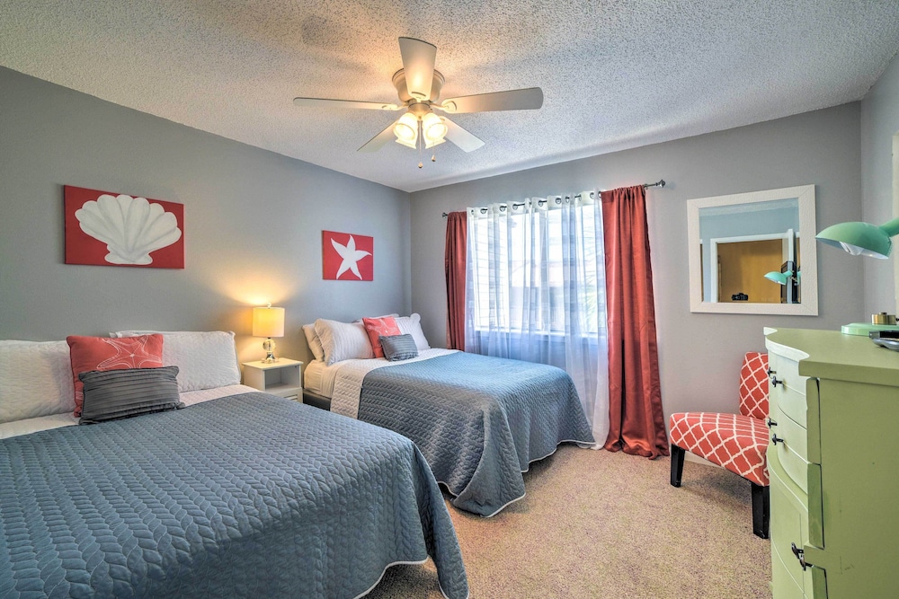 Beautiful PCB Townhome: Balcony & Resort Amenities