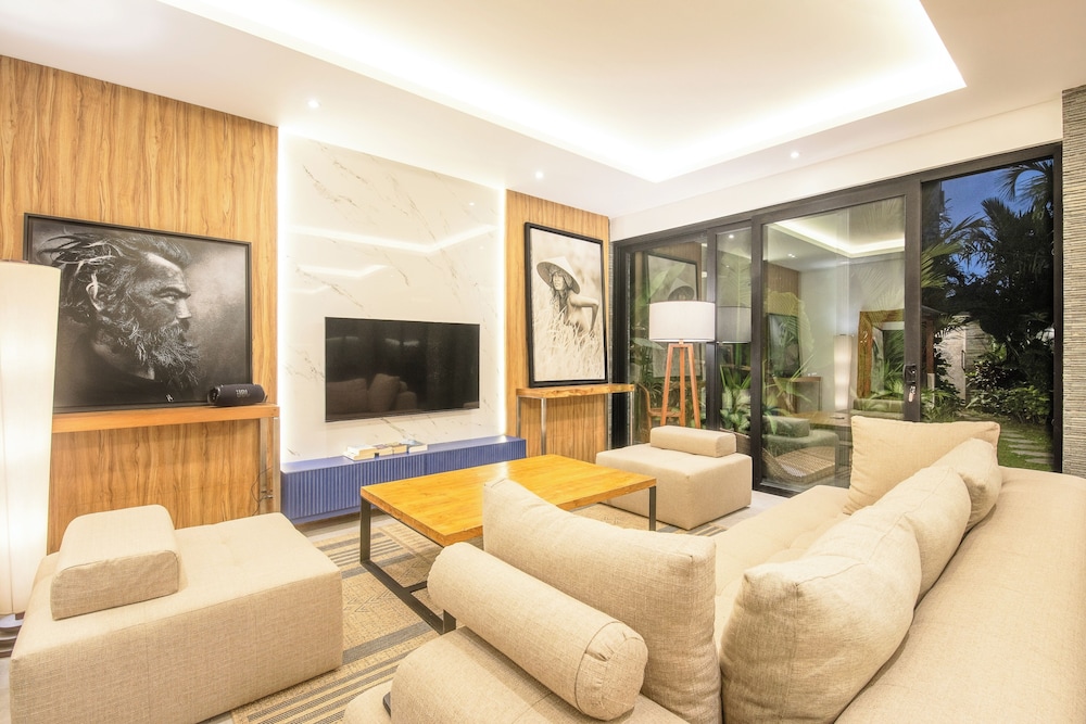 Elegant 3BR Retreat Stylish Modern Villa Seminyak