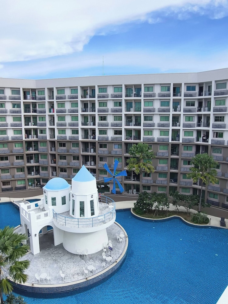 Luxurious Pattaya Apartment With Pool Access