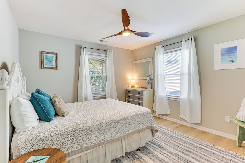 3 Blocks to Beach Access: Coastal Carolina Apt