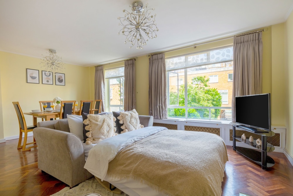 Elegant & Airy 2BR near Regents Park