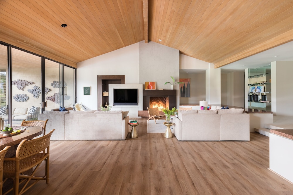 Moonshine by Avantstay Modern Stylish Estate w Bar Fire Pit Hot Tub 5 bd
