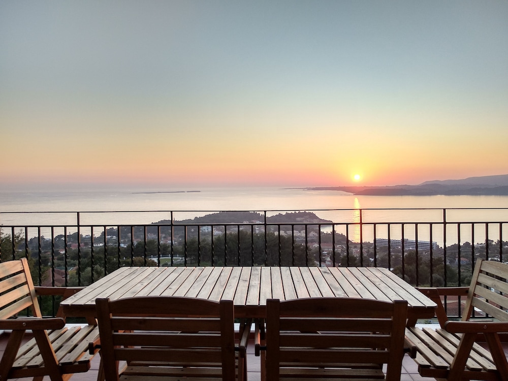 Greg's apartment photo 3