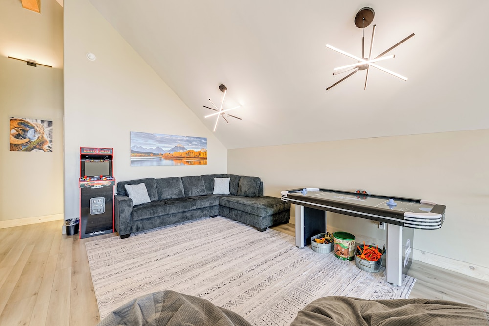 Views, Trails, Hot Tub & More: Luxe Wyoming Oasis