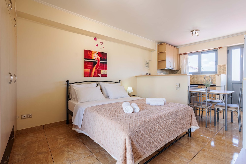 Filiatra Cozy Cental Retreats With Balconies