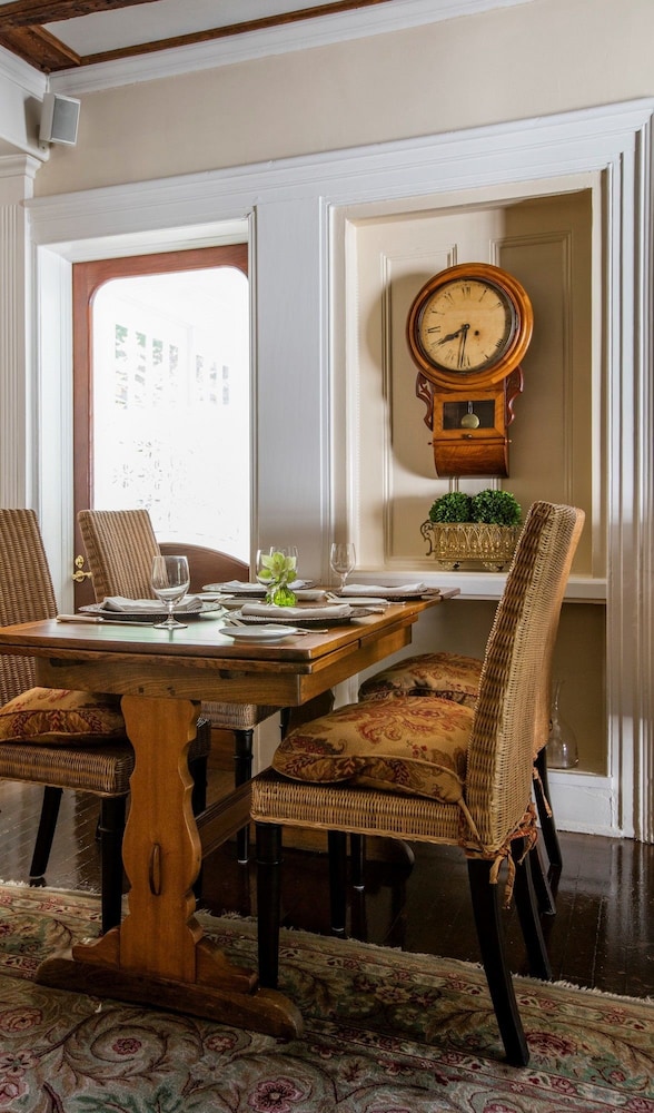 The 1770 House Restaurant & Inn