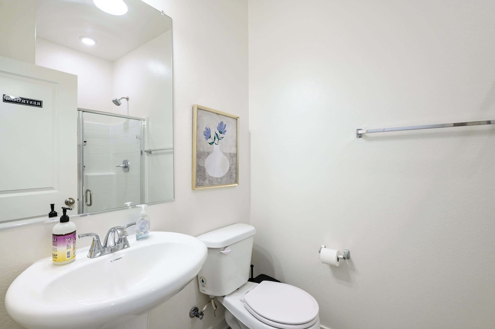 Sunny & Stylish Near LA 4BR Home w Desks & Lounge