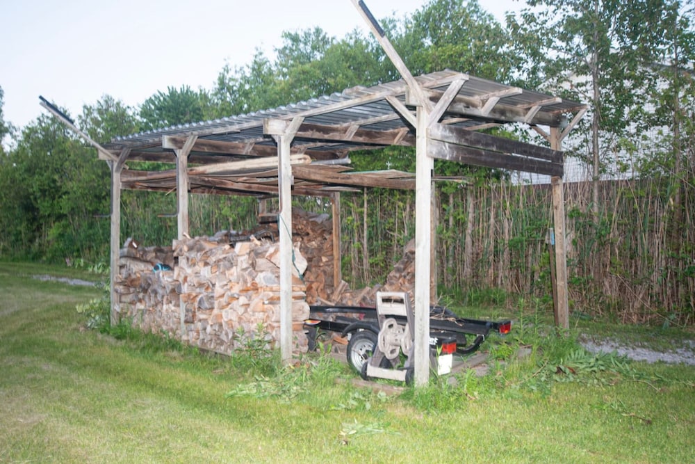 Lakeside 4BR Cottage in Bailieboro w BBQ Grill