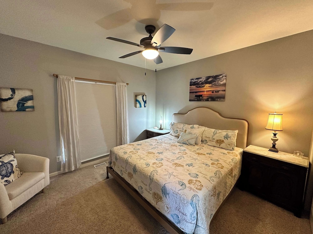 Lake It Easy - Waterfront Getaway With 7 Bedrooms!