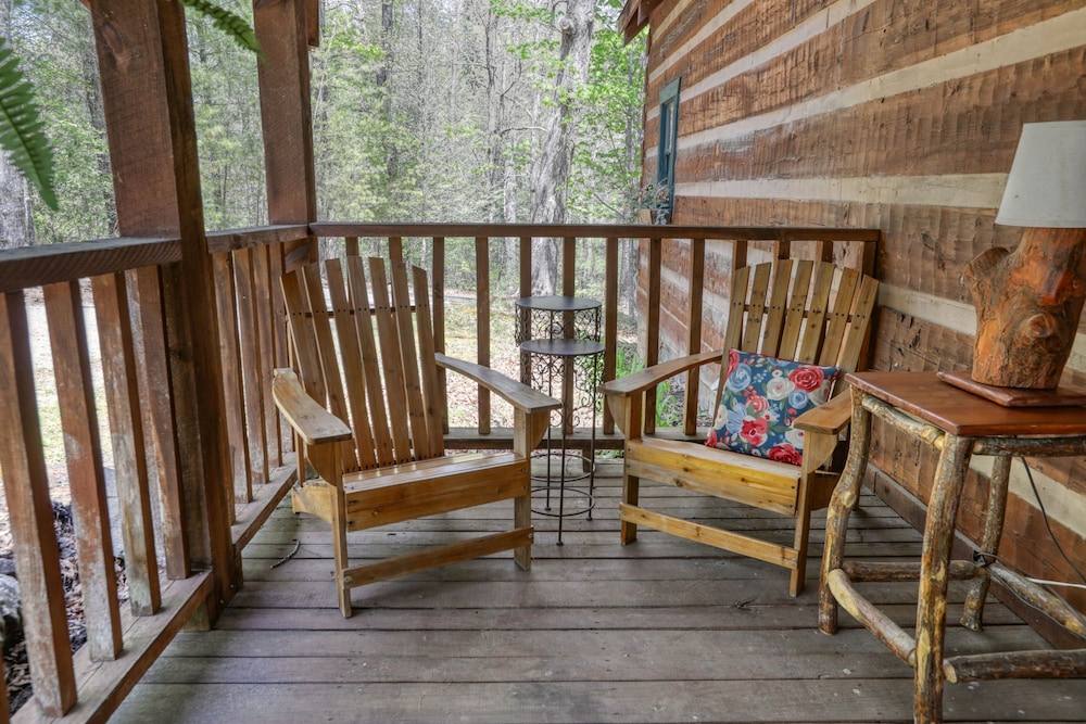 Bear Pause - 2 Bedrooms, 2 Baths, Sleeps 6 Cabin by RedAwning
