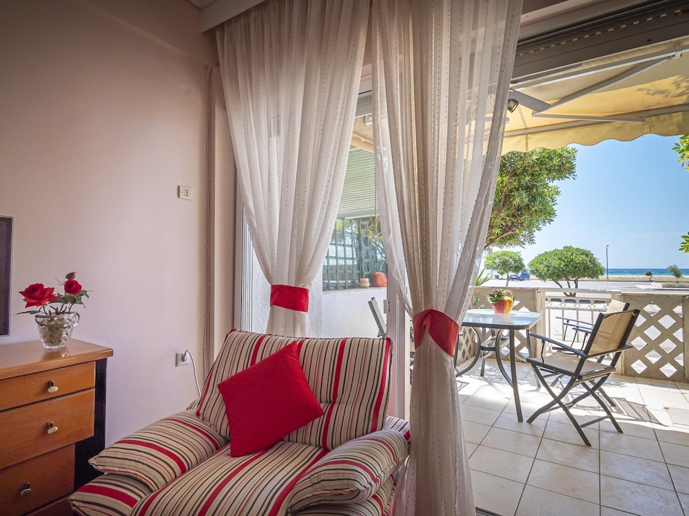Thetis Seafront Home by Rentalspro photo 2