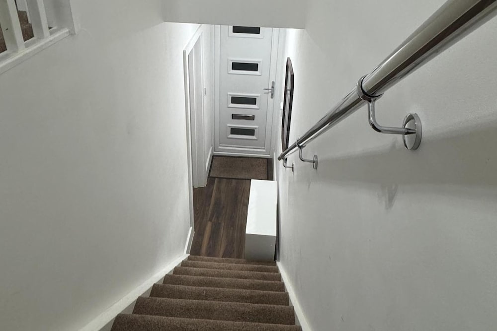 Contemporary 2 bed House With Parking
