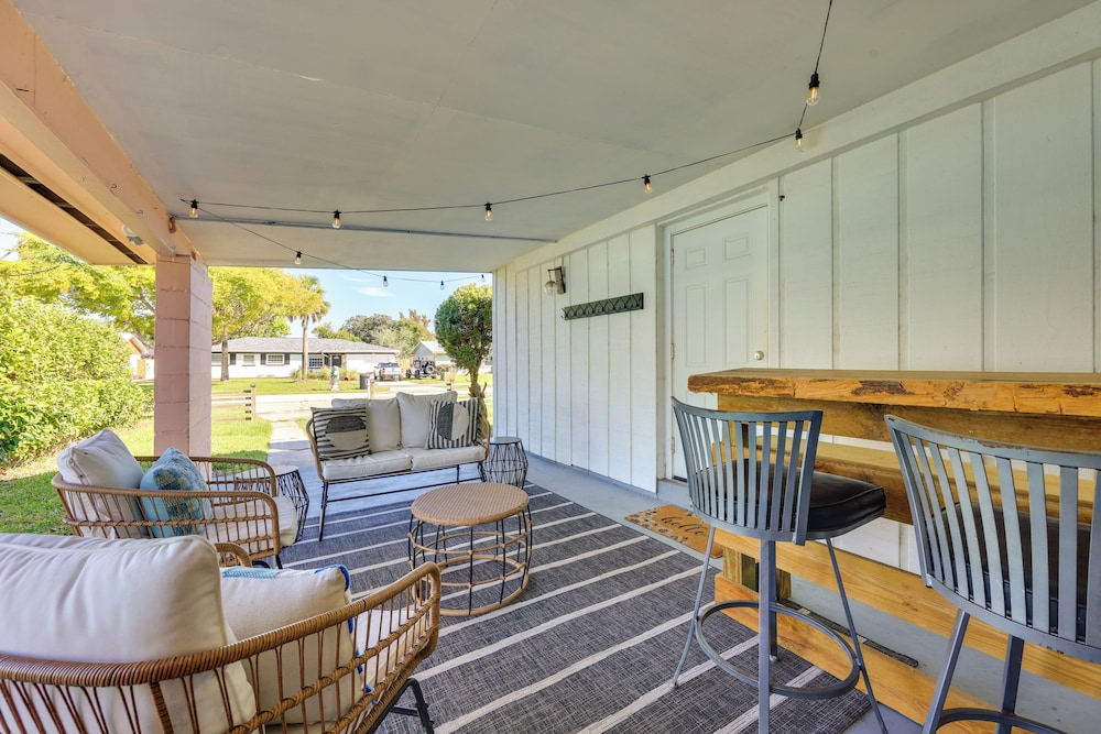 5 Blocks to Jax Beach: Getaway w/ Patio & Yard!