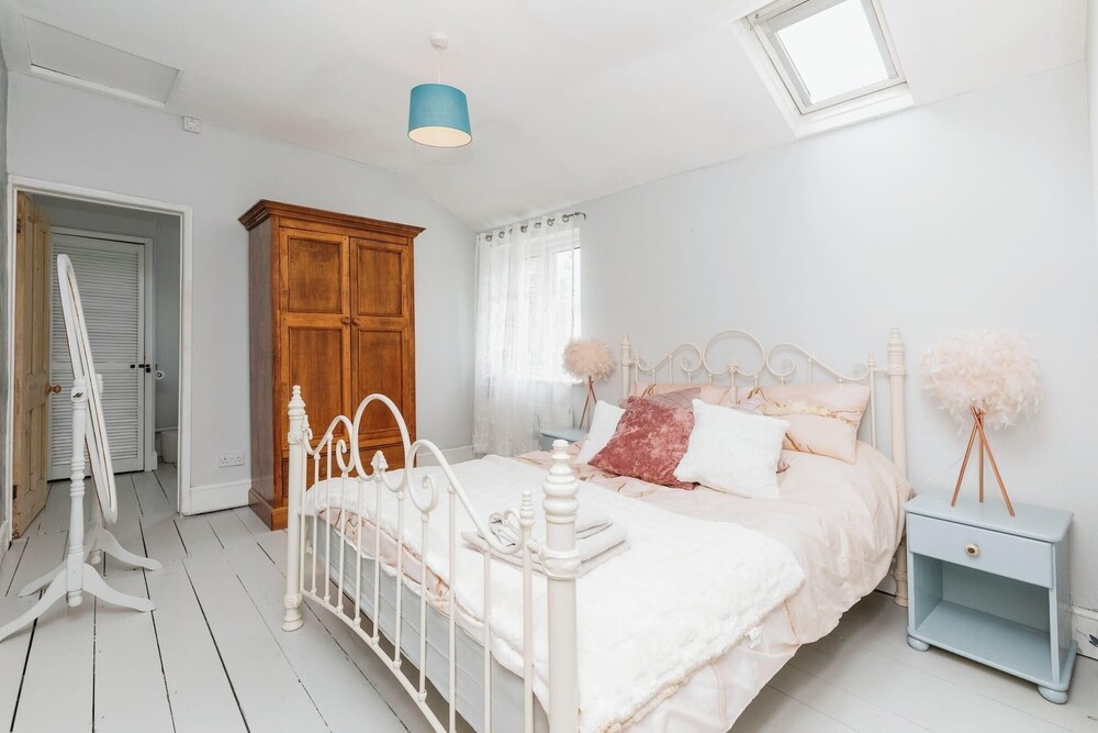 Spacious 6-bed Family Retreat Bristol view 2