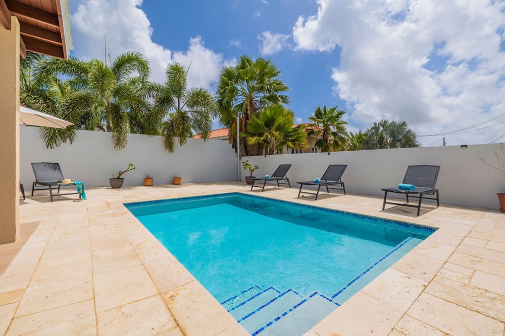 High-end Pool Getaway Upscale 5 Location BBQ
