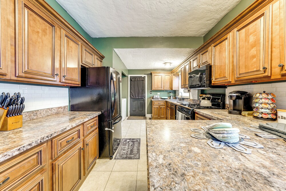 2 Mi to Dtwn: Spacious Apartment in Joliet