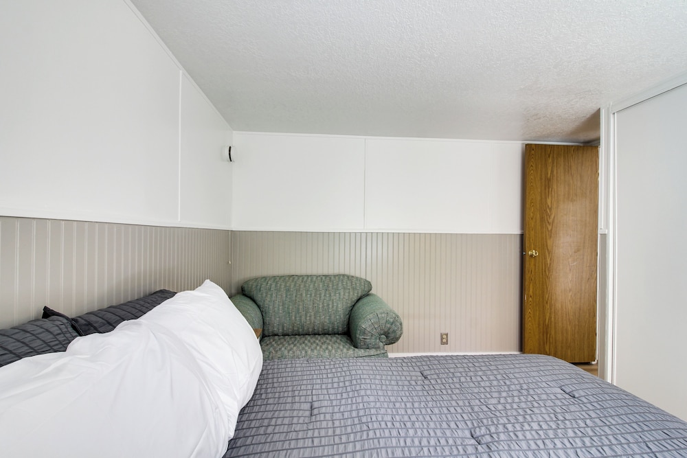 Quiet Lakefront Retreat < 2 Mi to Heceta Beach!