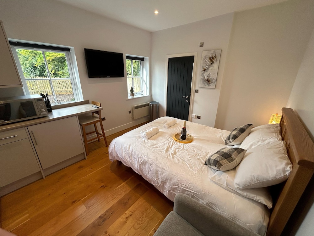 Romantic King Bed Countryside Couples Cabin view 4