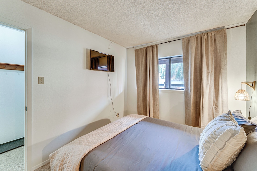 Easy Red River Ski Access! Outdoor Adventure Condo