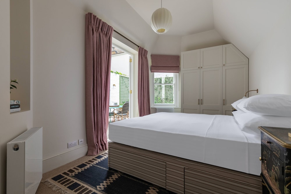 Tite Street IX by Onefinestay