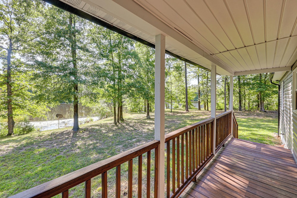 Waterfront Home w/ Deck & Yard, 4 Mi to Farmville!