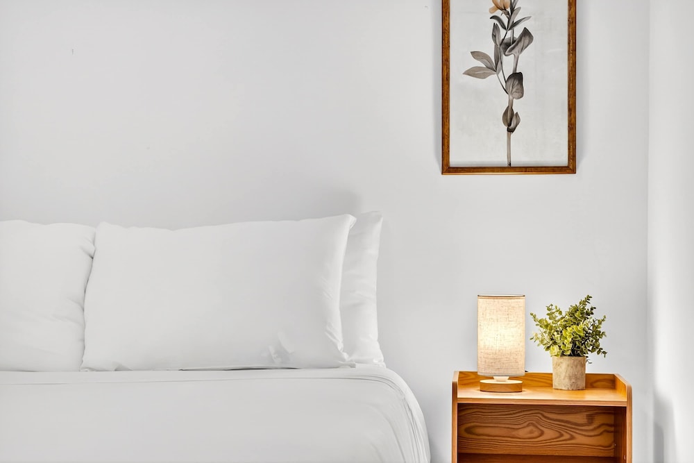 Chic Modern Studio With Queen Bed