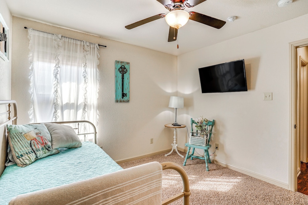 Charming Home w/ Chiminea in Weatherford!