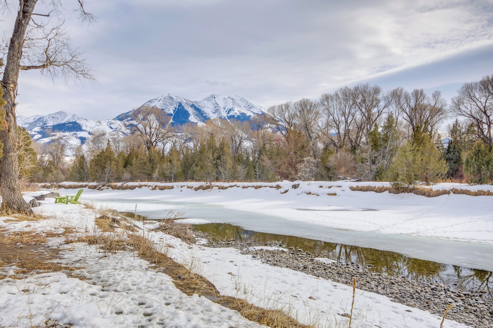 6 Mi to Chico Hot Springs: Villa w/ River Access