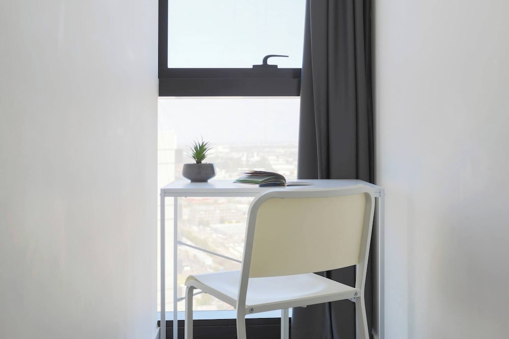 Southbank 2BR High City Views Enjoy Wine, Gym, Pool, Wifi