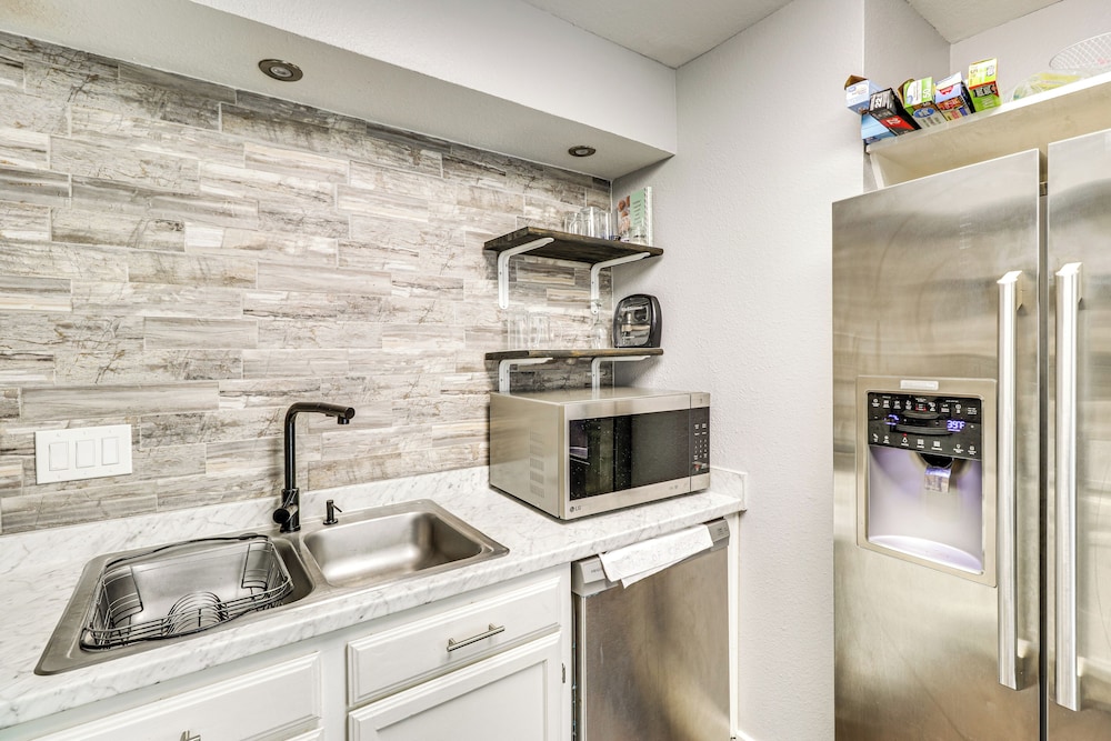 4 Mi to Dtwn: Gem w/ Pool Access & Patio in Austin
