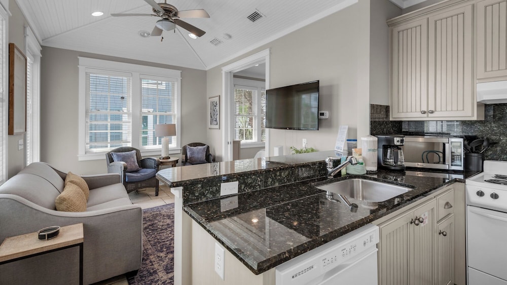Private Splash Pool + Carriage House, 1 House to Beach w/ Beach Chair Setup! view 4
