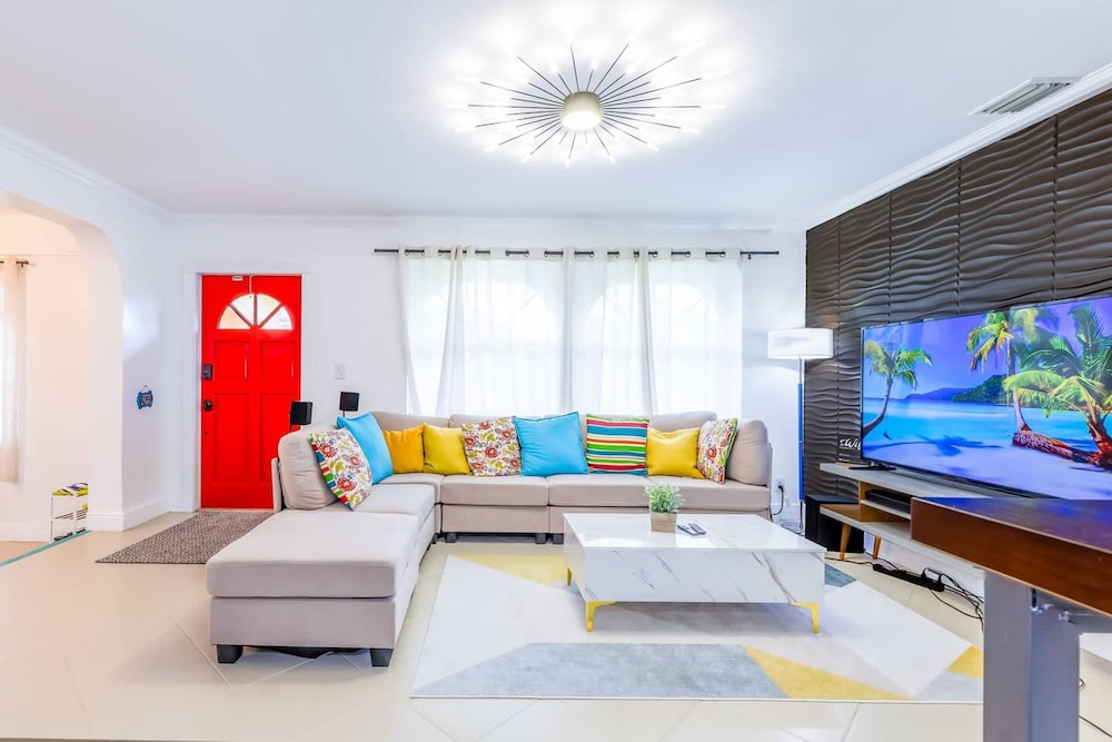 Tropical House Pool Table Jacuzzi Nearby Beach