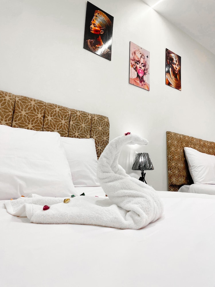 Basha Pyramids INN