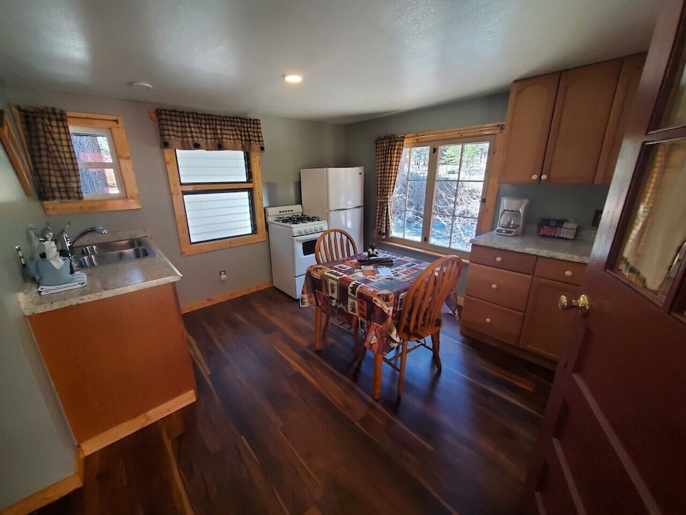 Swiftcurrent Lodge and Cottages by the River - Property Image 45