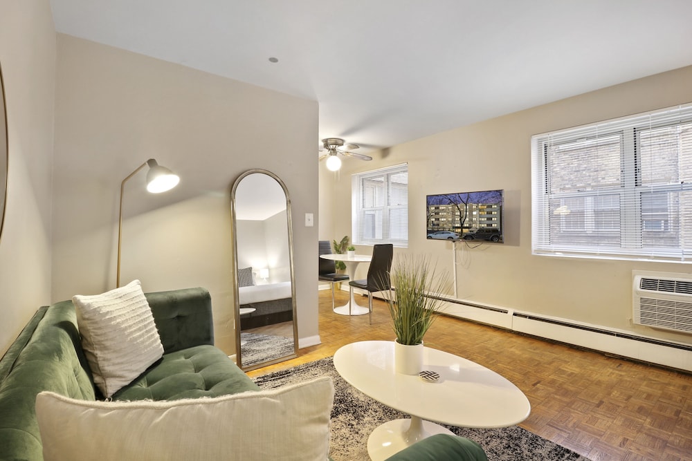 Fully Furnished Studio Apt in Lakeview photo 3