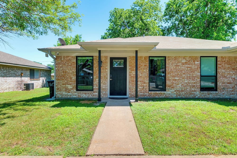 2 Mi to Texas A&m: Pet-friendly Duplex w/ Yard!