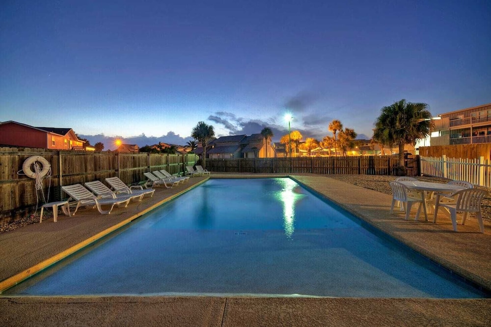 Sleeps 24, 2 Homes 2blocks to the Beach, Pool, Game Room, Patio w/ Outdoor Bar