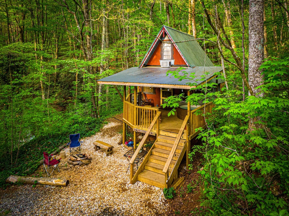 Bear Creek Lodge and Cabins in Helen Ga - Pet Friendly, River on Property, Walking Distance to downtown Helen