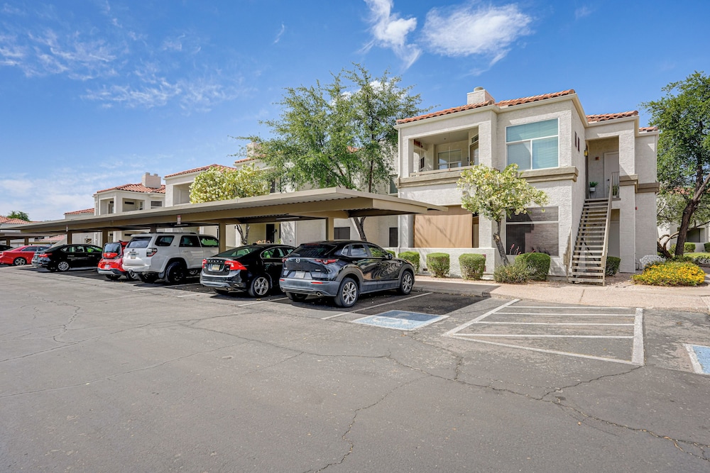 12 Mi to Old Town Scottsdale: Condo w/ Pool Access
