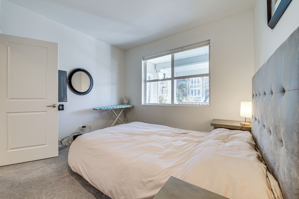 Condo 6 Mi to Lumen Field & Dtwn Seattle!