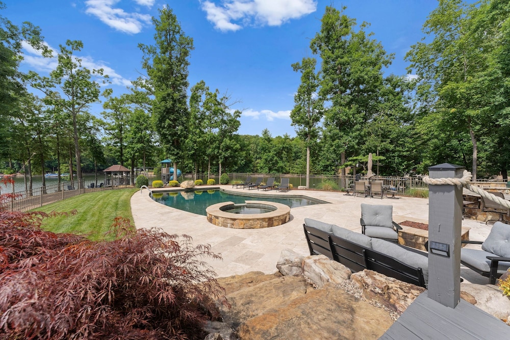 Paradise Pointe by Avantstay Lakefront Views Playset