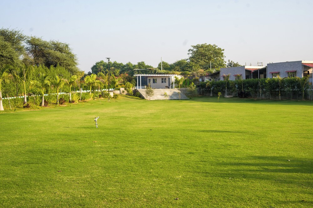ELIVAAS 5 BHK With Pvt Pool - Zenora