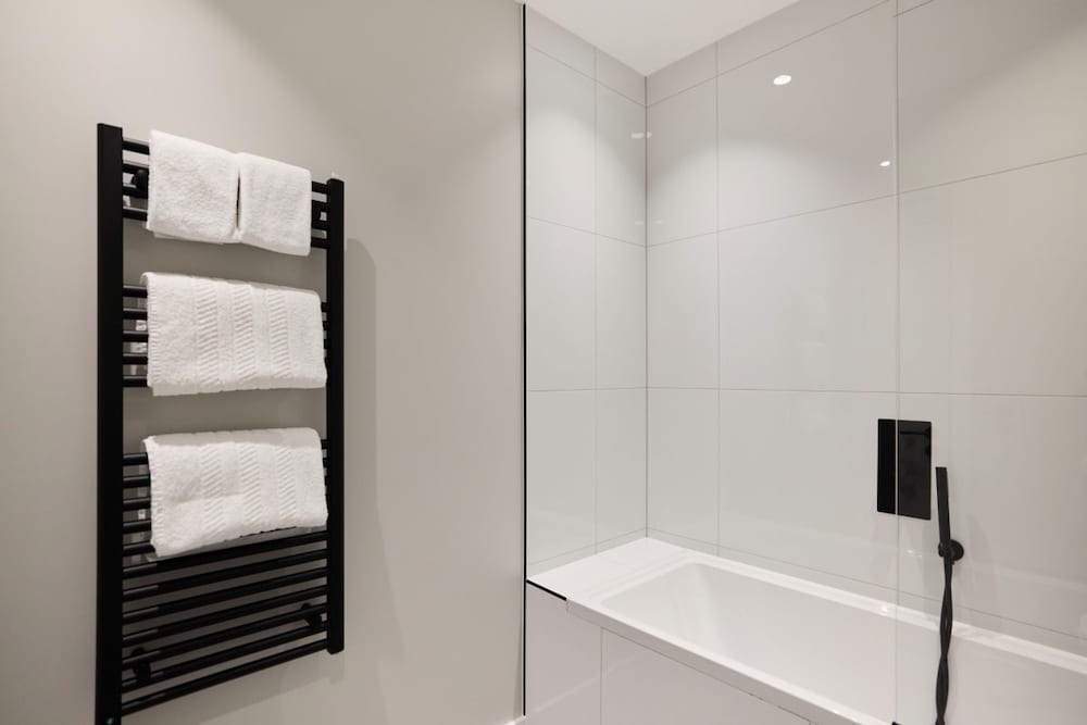 The Brondesbury Place - Bright 2bdr Flat With Balcony Parking