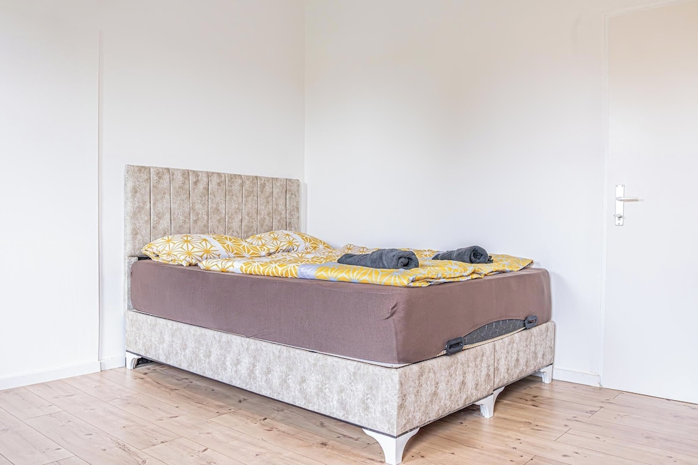 Cozy 3BR Apt with Garden Sleeps 10