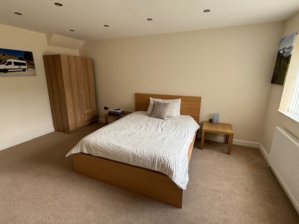 12 Guests - Hot Tub - Free Parking in Huddersfield