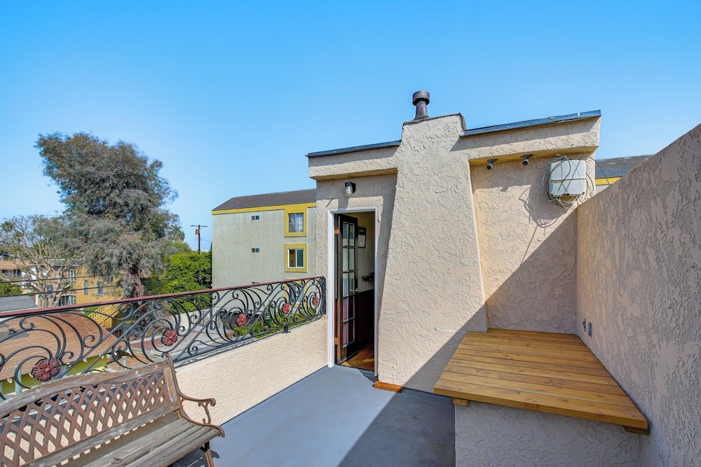 1 Mi to Ocean! Home w/ Rooftop Deck in Long Beach
