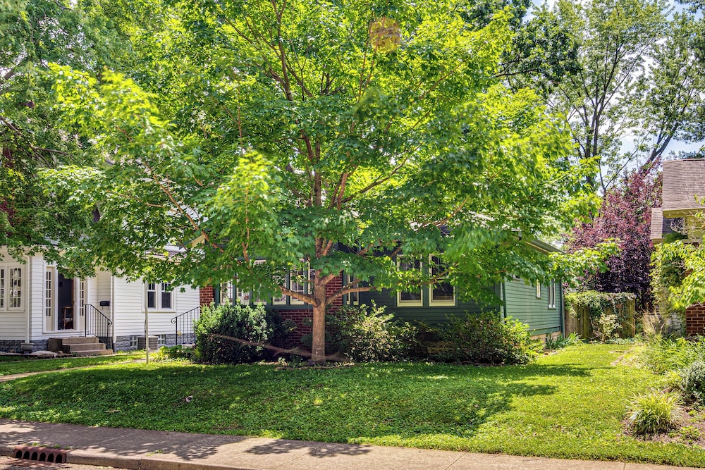 1/2 Mi to Indy Motor Speedway: Home w/ Yard!